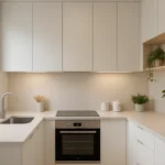 Cozinha pequena moderna com dicas de organização, armários planejados e iluminação eficiente.