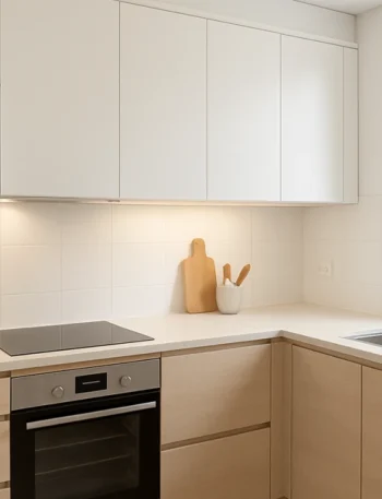 Cozinha planejada pequena e moderna com ilha compacta, dicas de cozinha planejada em destaque.